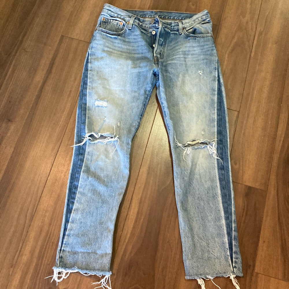 LEVI Buttonfly jeans with amazing detail. W29 L28